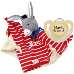 Schnullireich Geschenkset Käthe Kruse Schmusetuch Mit Namen Esel + NUK Namensschnuller (0-6 Mon) Rot 6 Schnullireich Geschenkset Käthe Kruse Schmusetuch Mit Namen Esel + NUK Namensschnuller (0-6 Mon) Rot -Kinderspielzeug schnullireich geschenkset kaethe kruse schmusetuch mit namen esel nuk namensschnuller 0 6 mon rot a405725 1
